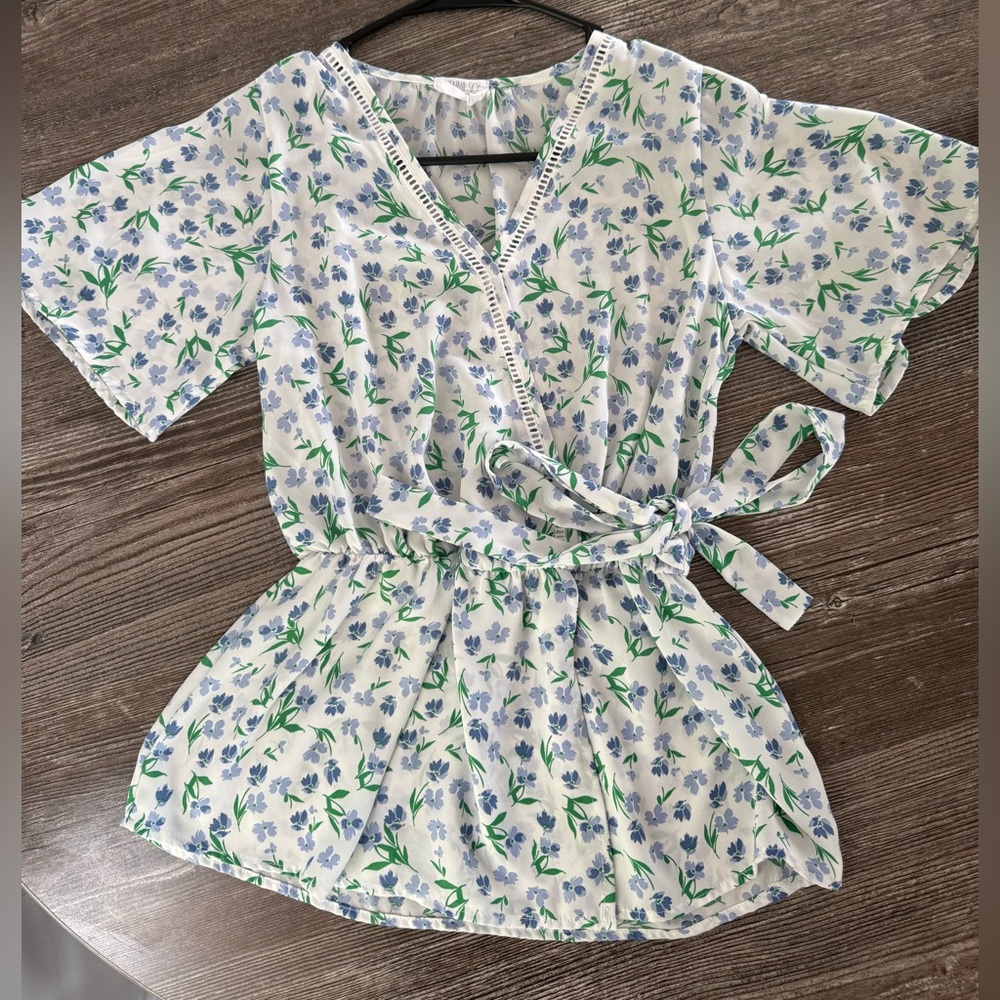 FLOWY BLOUSE